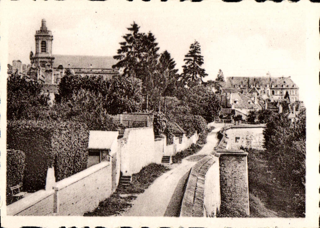 CPM Remparts Sud Est Vue Prise De La Place Ferjeux Langres
