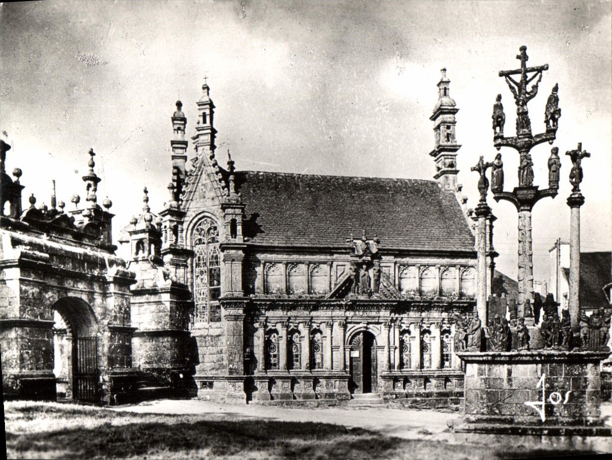 CPM Saint Thegonnec Le Calvaire L'Ossuaire Et l'Arc De Triomphe