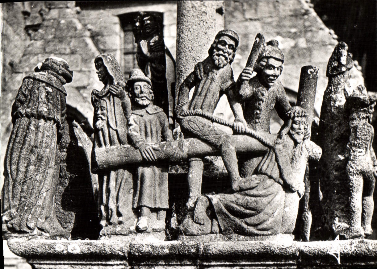 CPM Saint Thegonnec Le Calvaire Le Portement De Croix