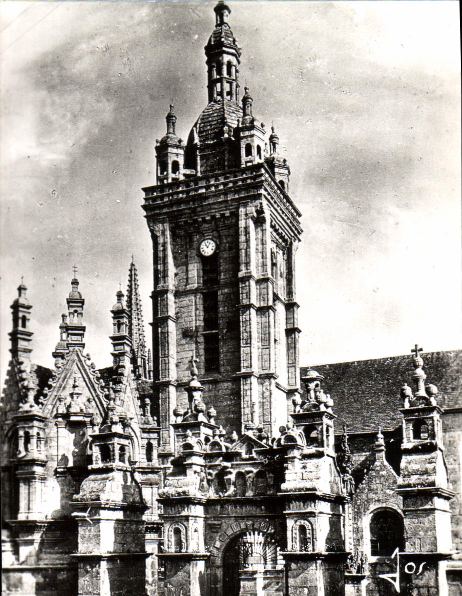 CPM Saint Thegonnec L'Arc De Triomphe Et l'Eglise Du 17eme
