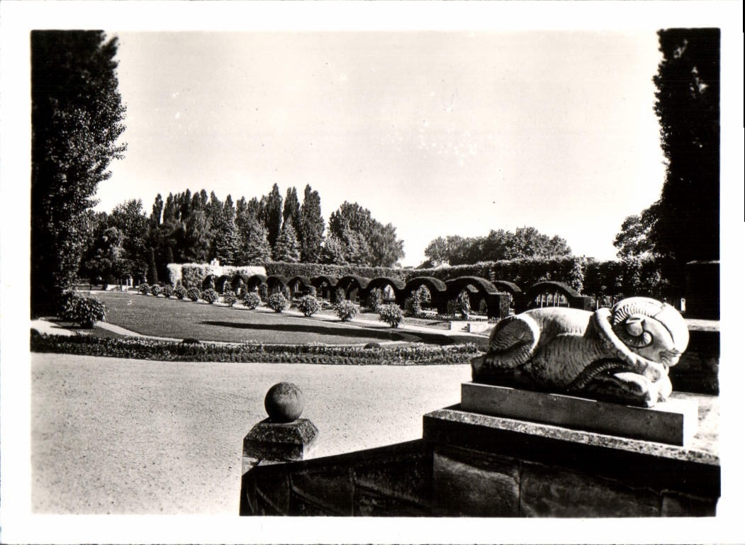 POSTAL MODERNA jardín de Bourges de Fichaux cercano