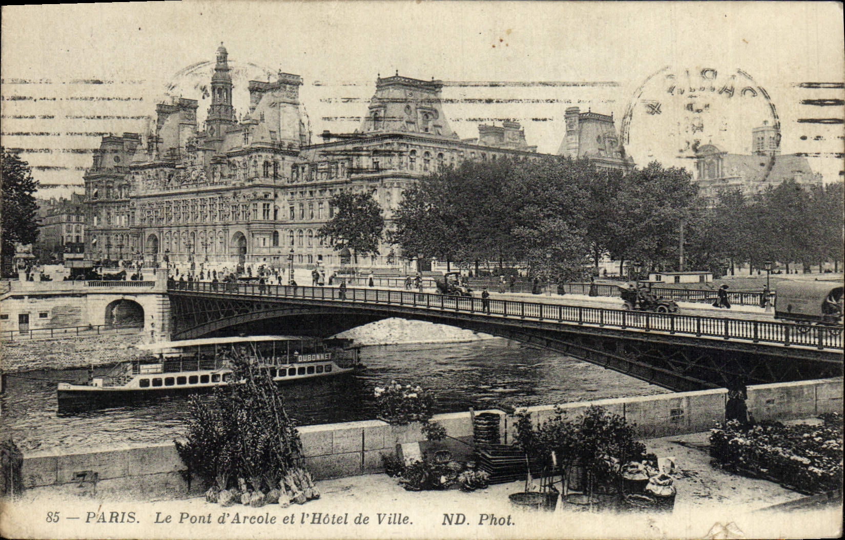 CPA Paris Le Pont d'Arcole Et l'Hotel De Ville Bateau Peniche Marche aux fleurs 