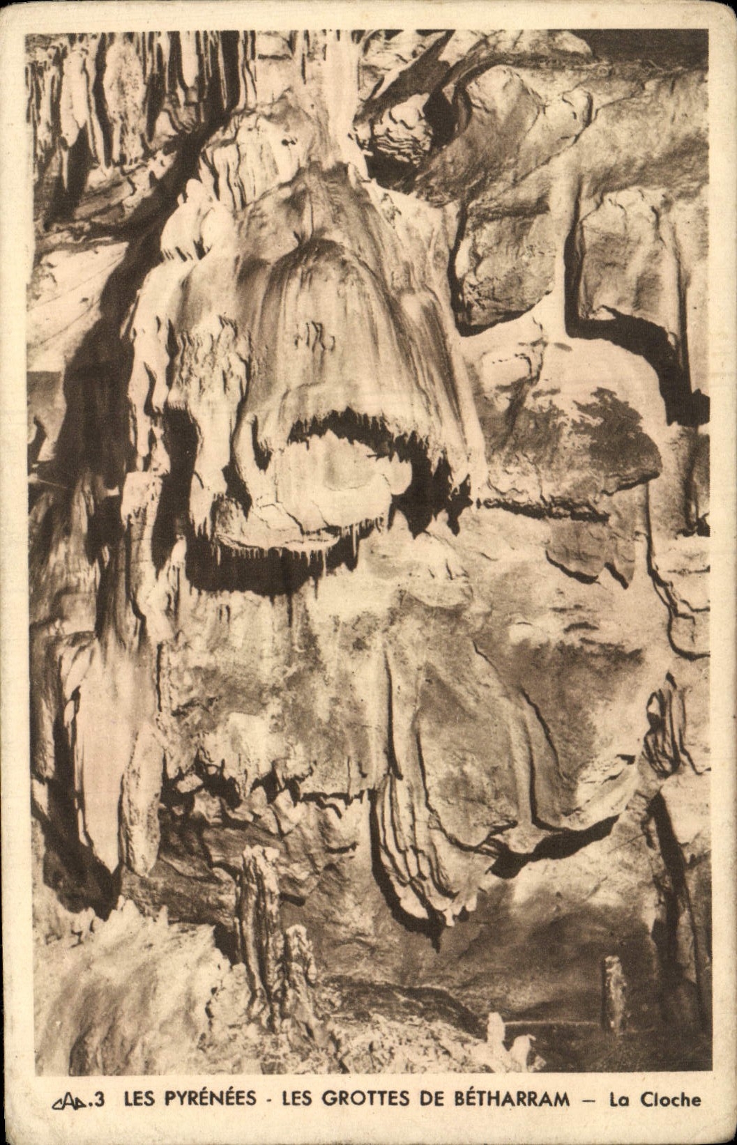 VINTAGE POSTCARD the Pyrenees Caves of Betharram the cioche