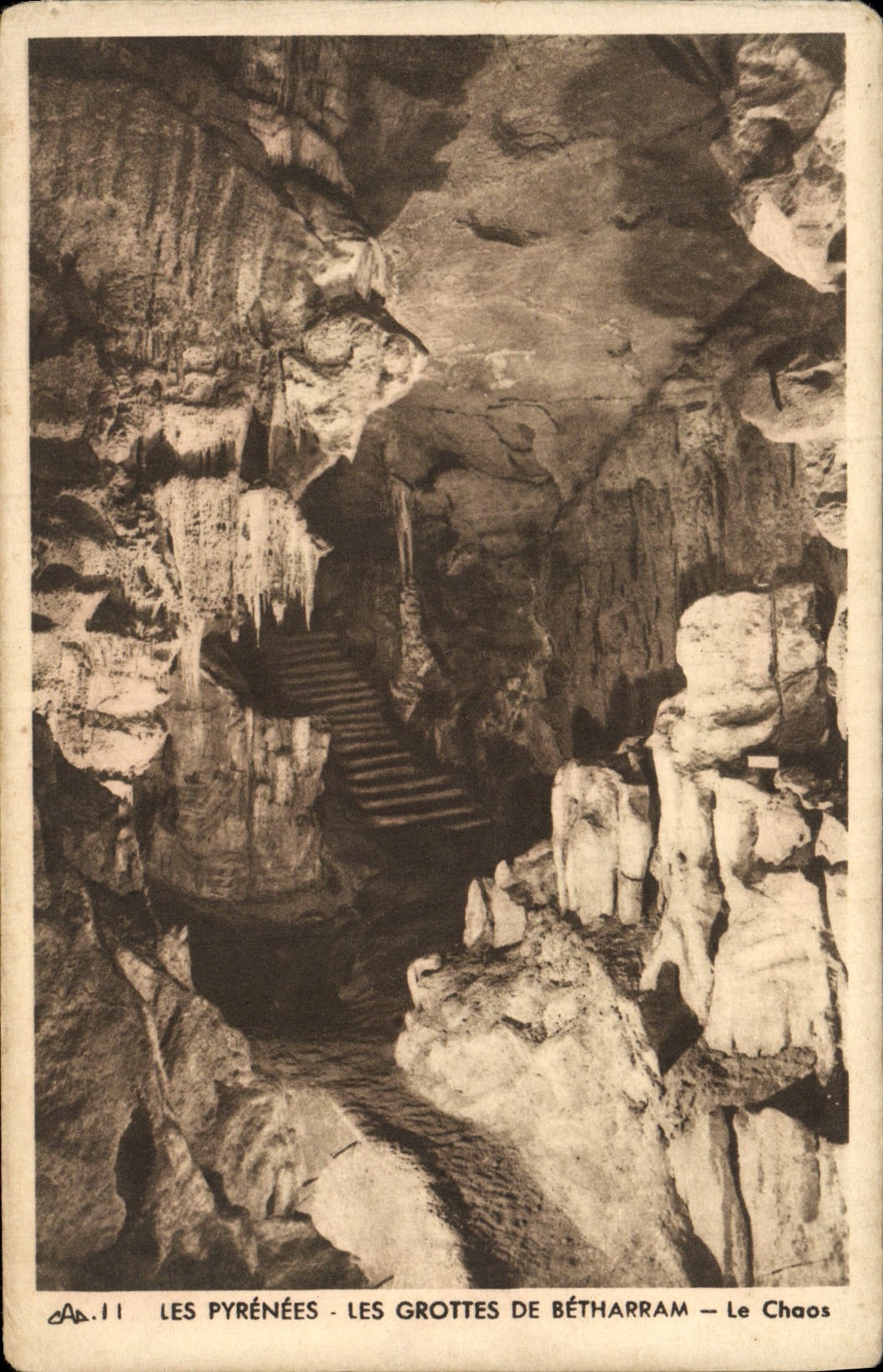 VINTAGE POSTCARD the Pyrenees Caves of Betharram Chaos