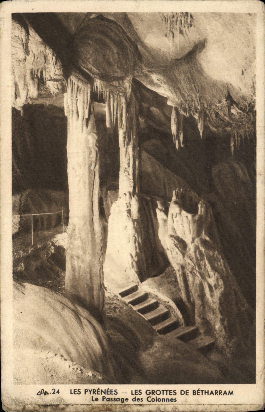 VINTAGE POSTCARD the Pyrenees Caves of Betharram the Passage of the Columns