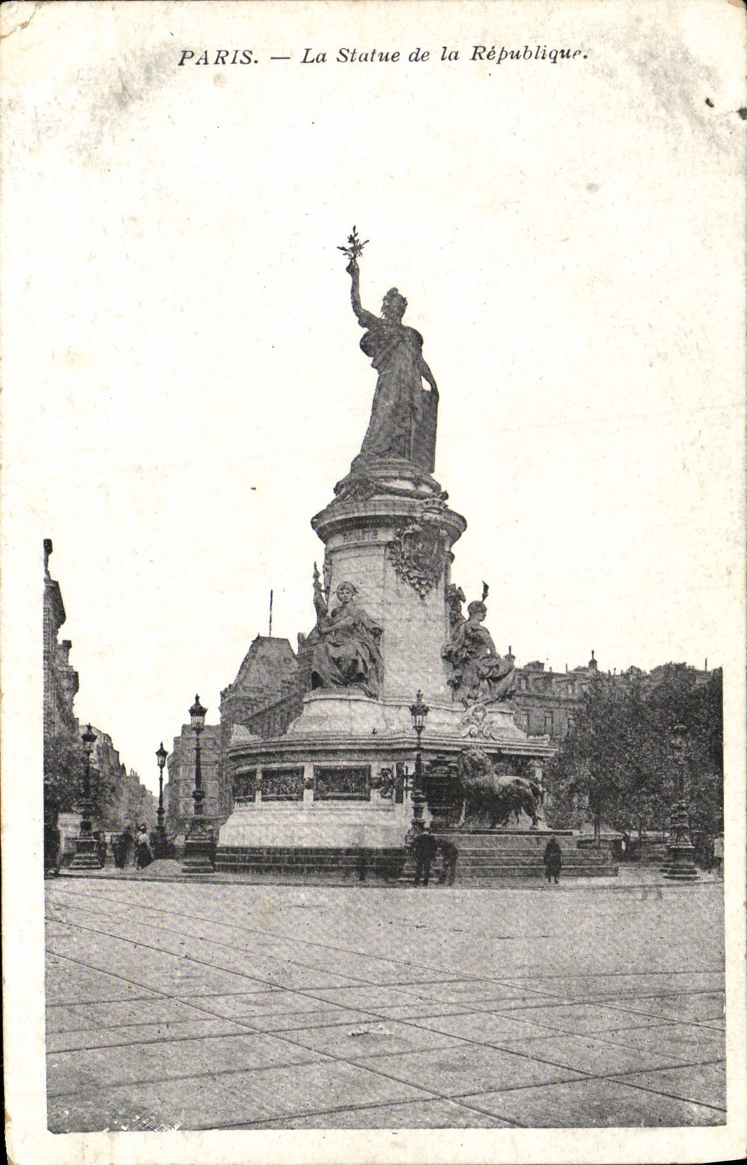 CPA Paris La Statue de la Republique 