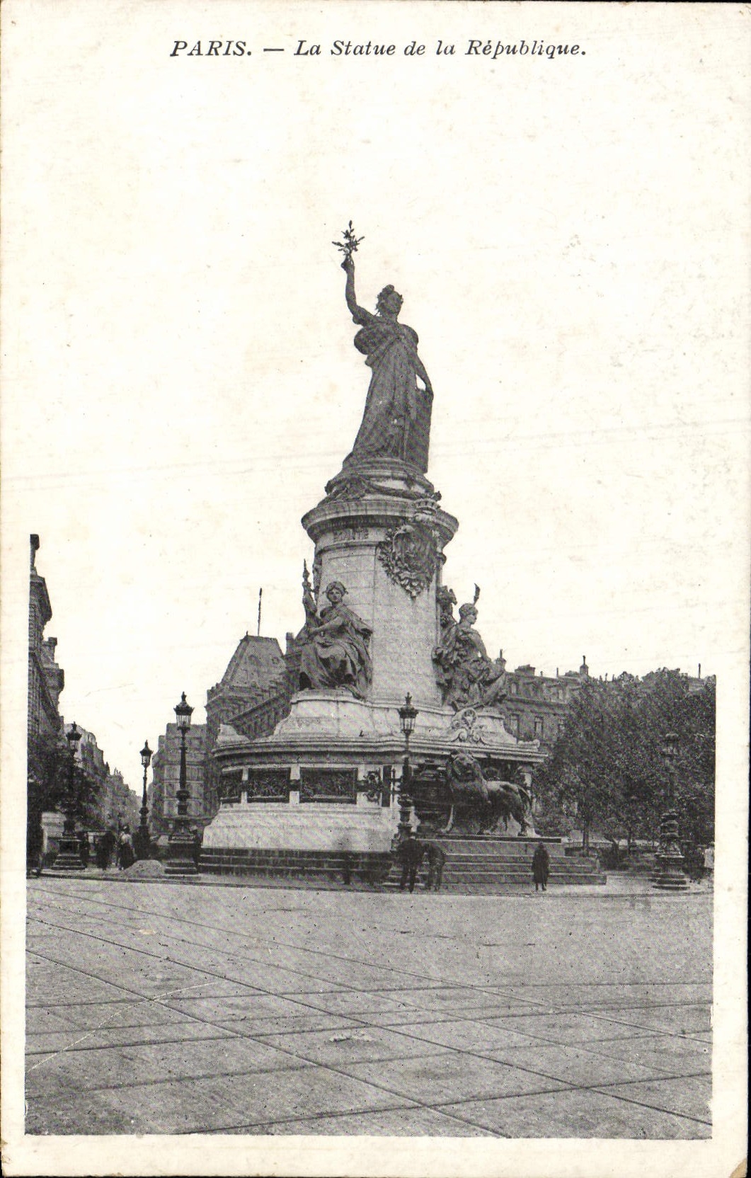 CPA Paris La Statue de la Republique 