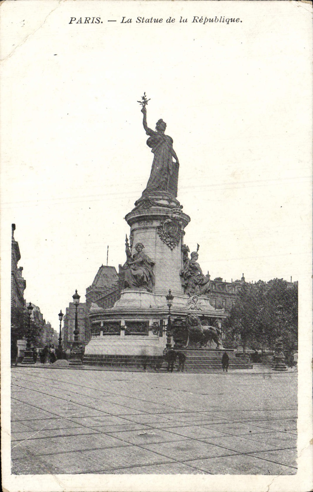 CPA Paris La Statue de la Republique 