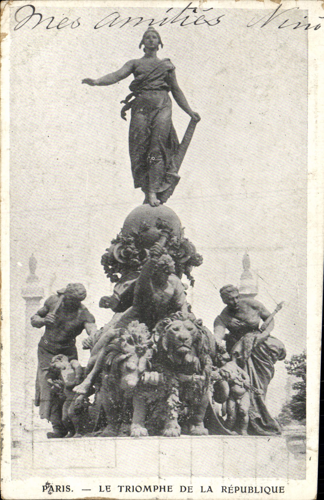CPA Paris Le Triomphe de la Republique Lion