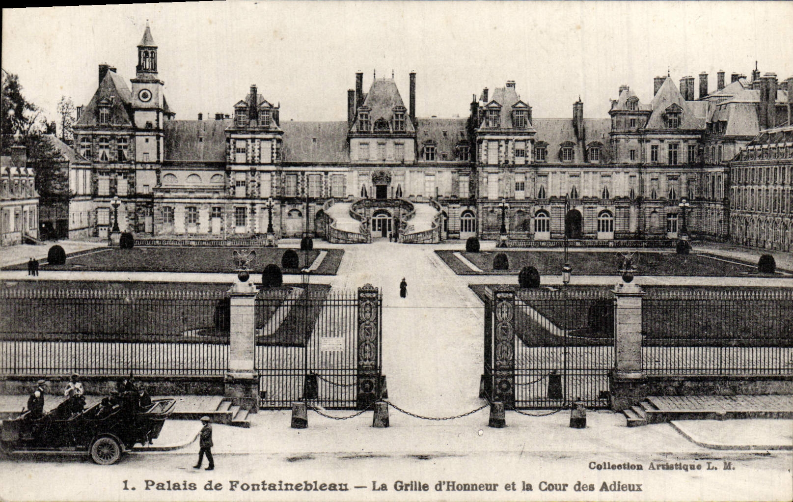 CPA Palais De Fontainebleau La Grille D'Honneur Et La Cour Des Adieux