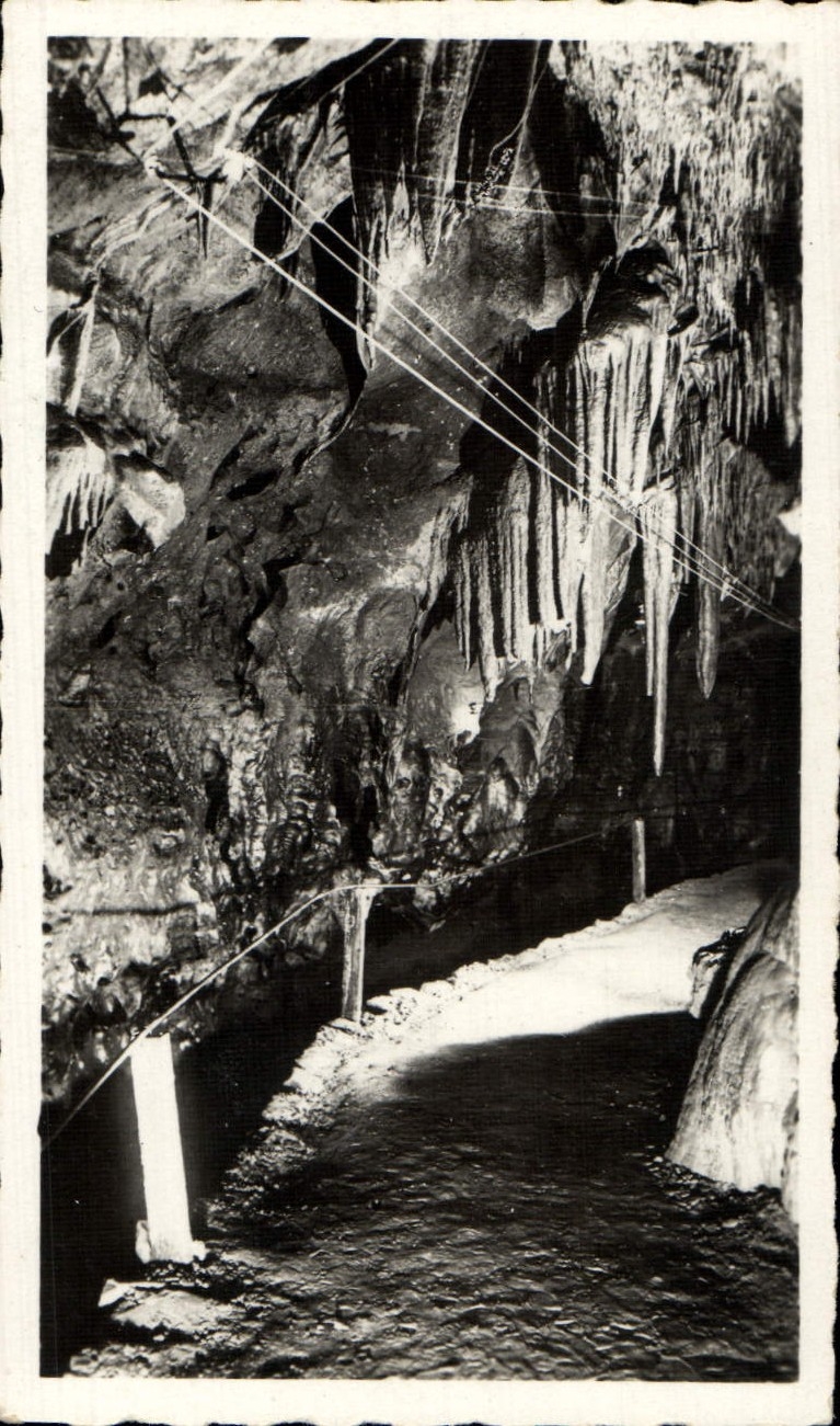 CPM Les Pyrenees Les Grottes De Betharram Dans La Galerie Inferieure