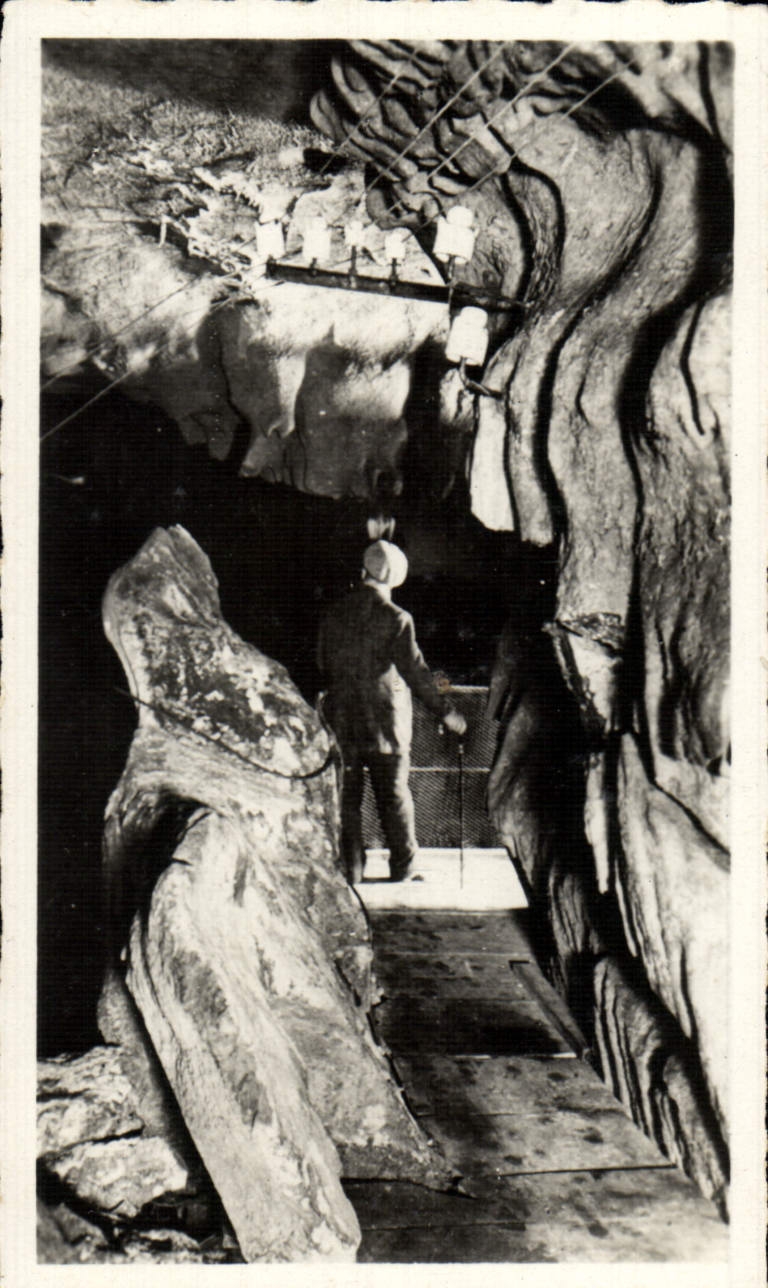 CPM Les Pyrenees Les Grottes De Betharram Passage Du Moine