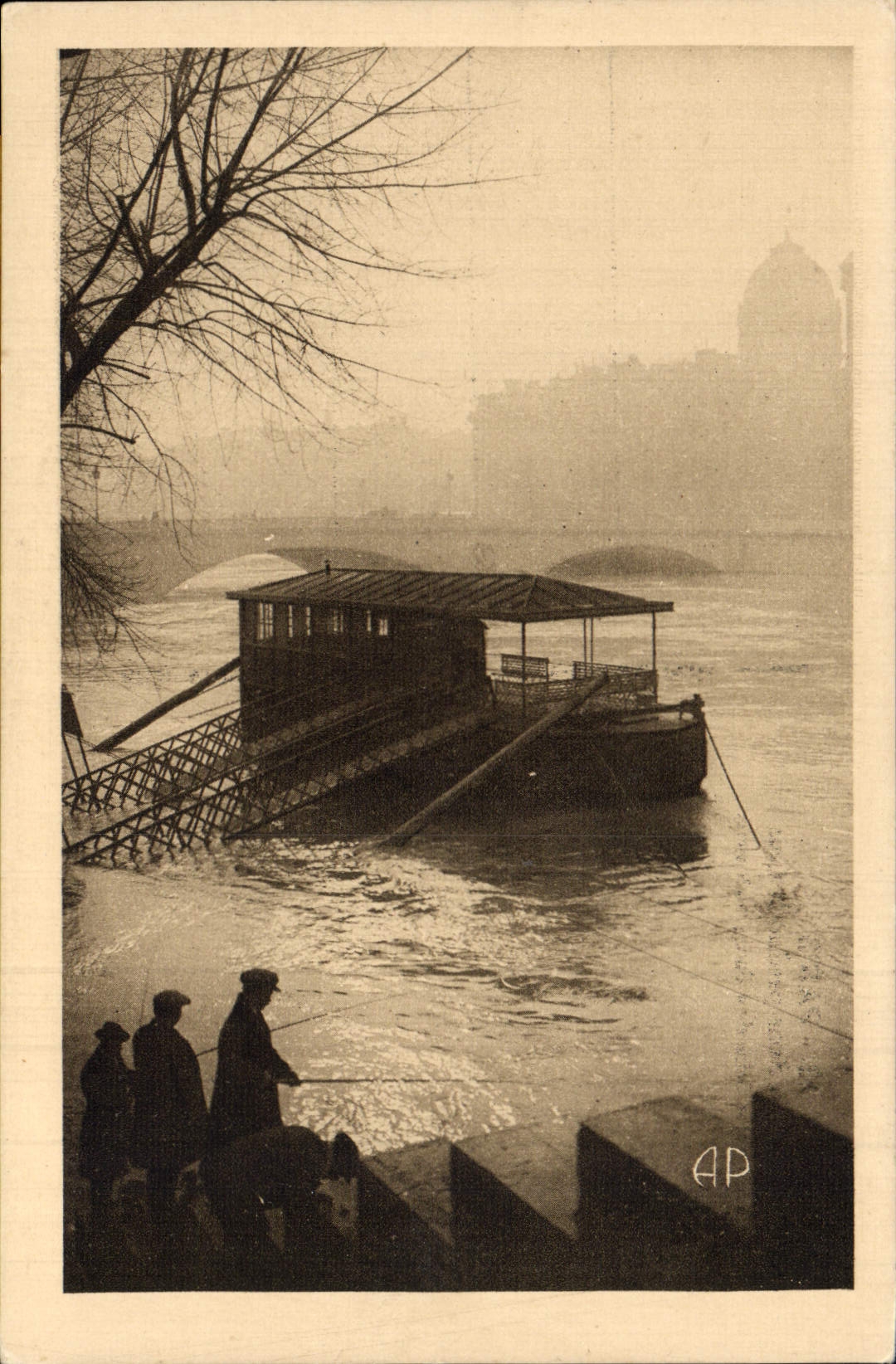 CPA Paris Vue De La Seine Pendant La Crue Peche Pecheur