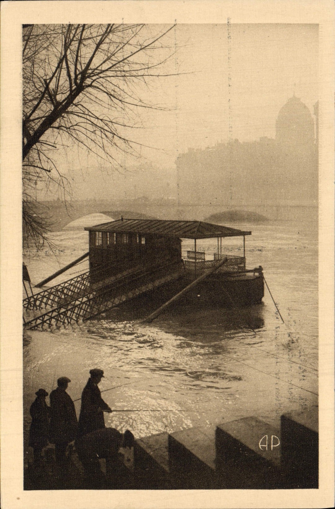 CPA Paris Vue De La Seine Pendant La Crue Peche Pecheur