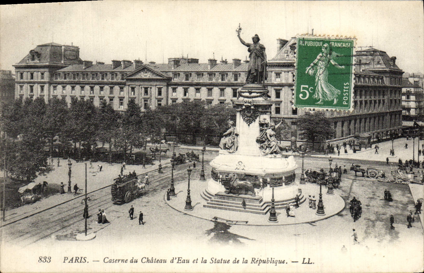 CPA Paris Caserne Du Chateau d'Eau Et La Ststue De La Republique