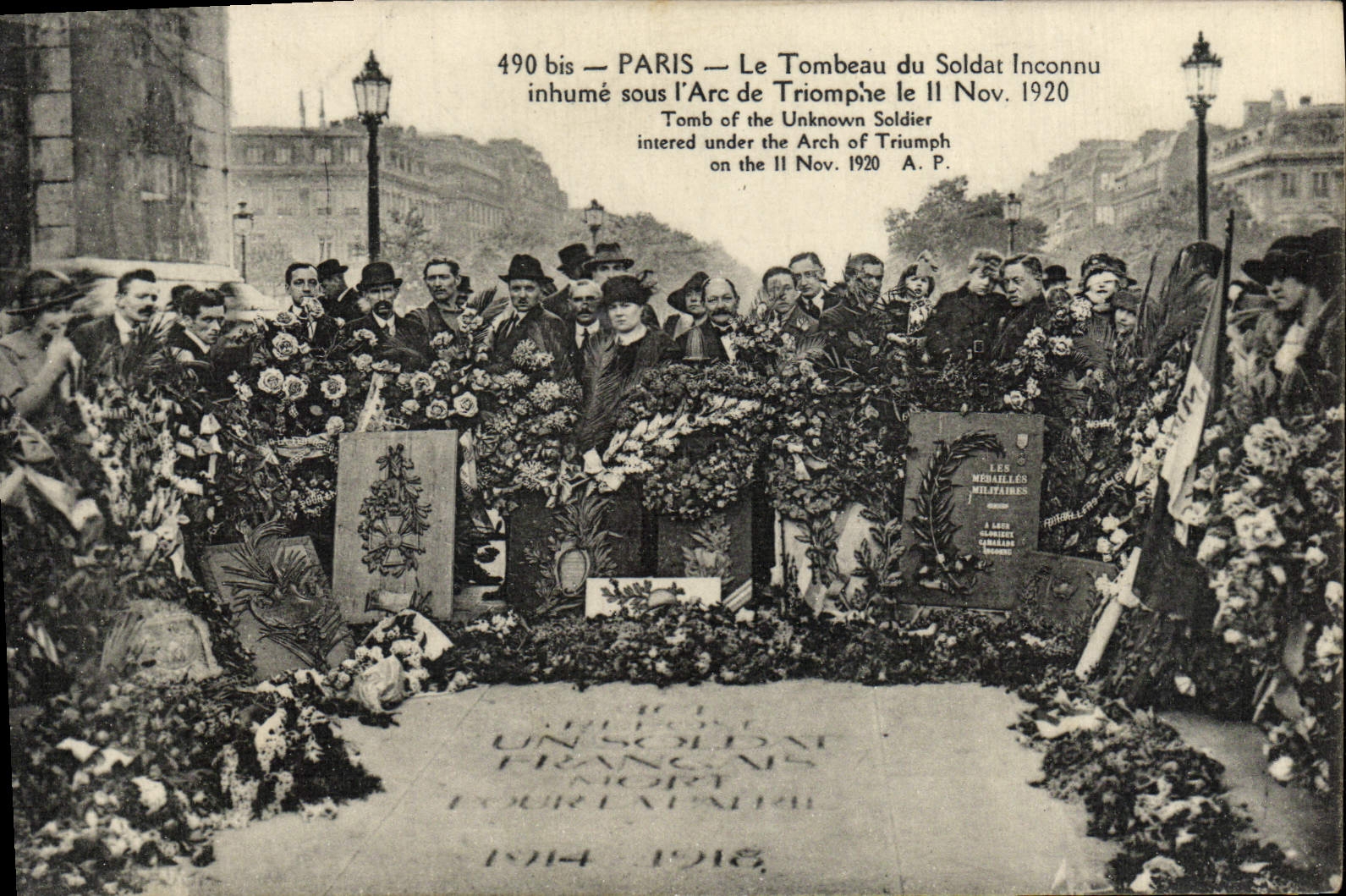 CPA Paris La Dalle Du Soldat Inconnu Inhume Sous l'Arc De Triomphe