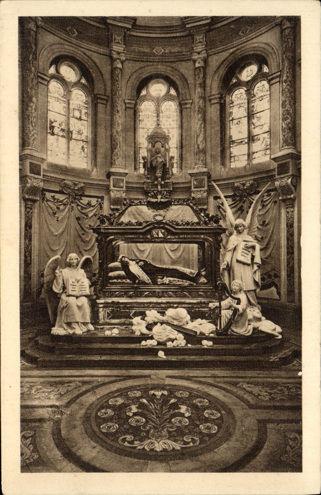 CPA Chapelle Et Chasse De Sainte Therese De l'Enfant Jesus Lisieux