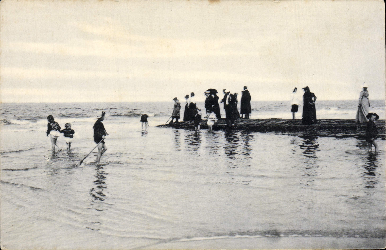 VINTAGE POSTCARD Marine Women and children at the seaside