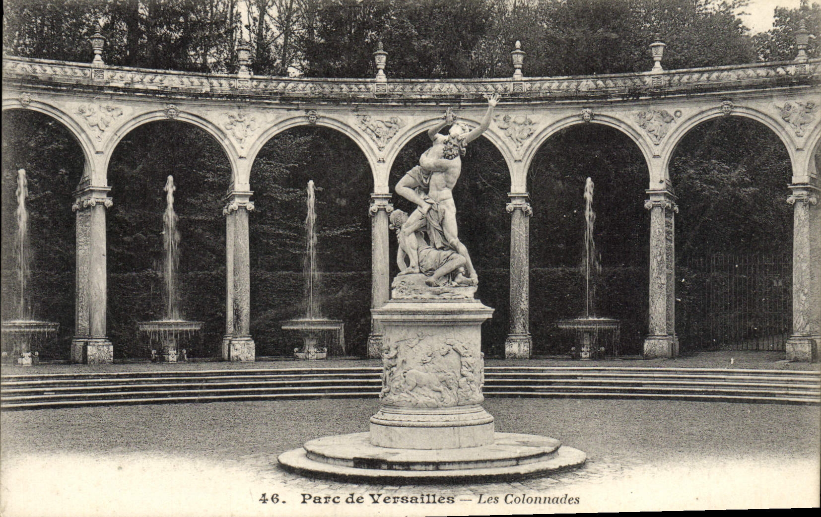 CPA Parc de Versailles Les colonnades