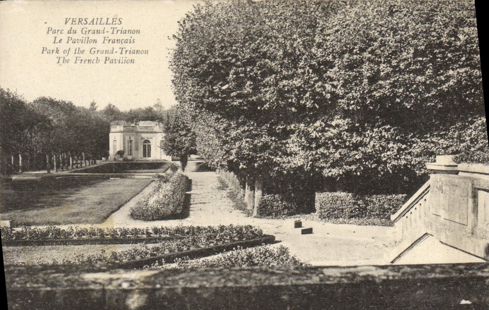 VINTAGE POSTCARD Palate of Versailles Park of Large Trianon the French house