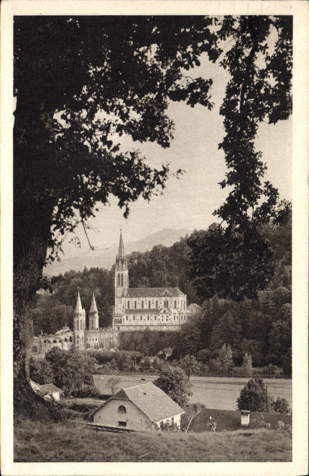 VINTAGE POSTCARD Heavy the Basilica Seen of the Railway