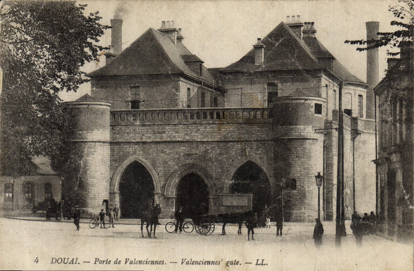 VINTAGE POSTCARD Douai Carries Valencians