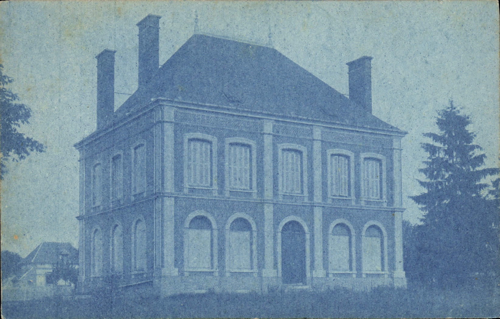 VINTAGE POSTCARD middle-class Residence