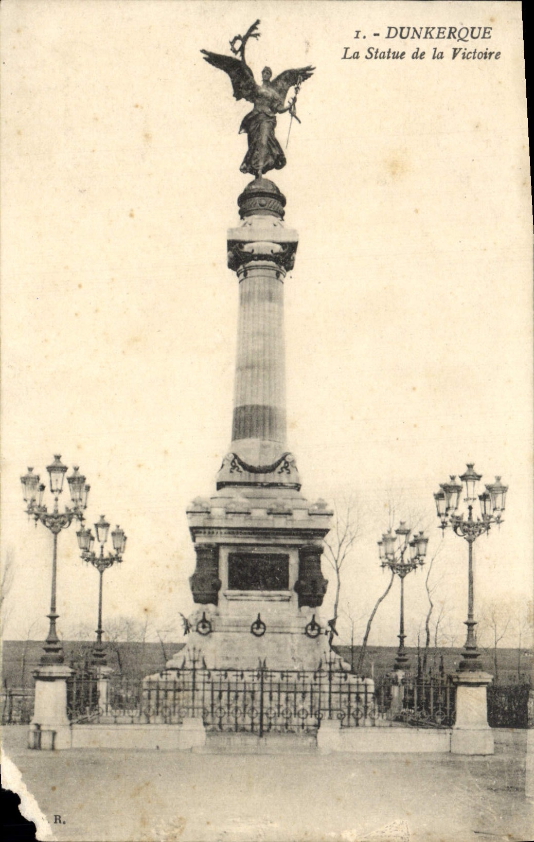 CPA Dunkerque La Statue de la Victoire