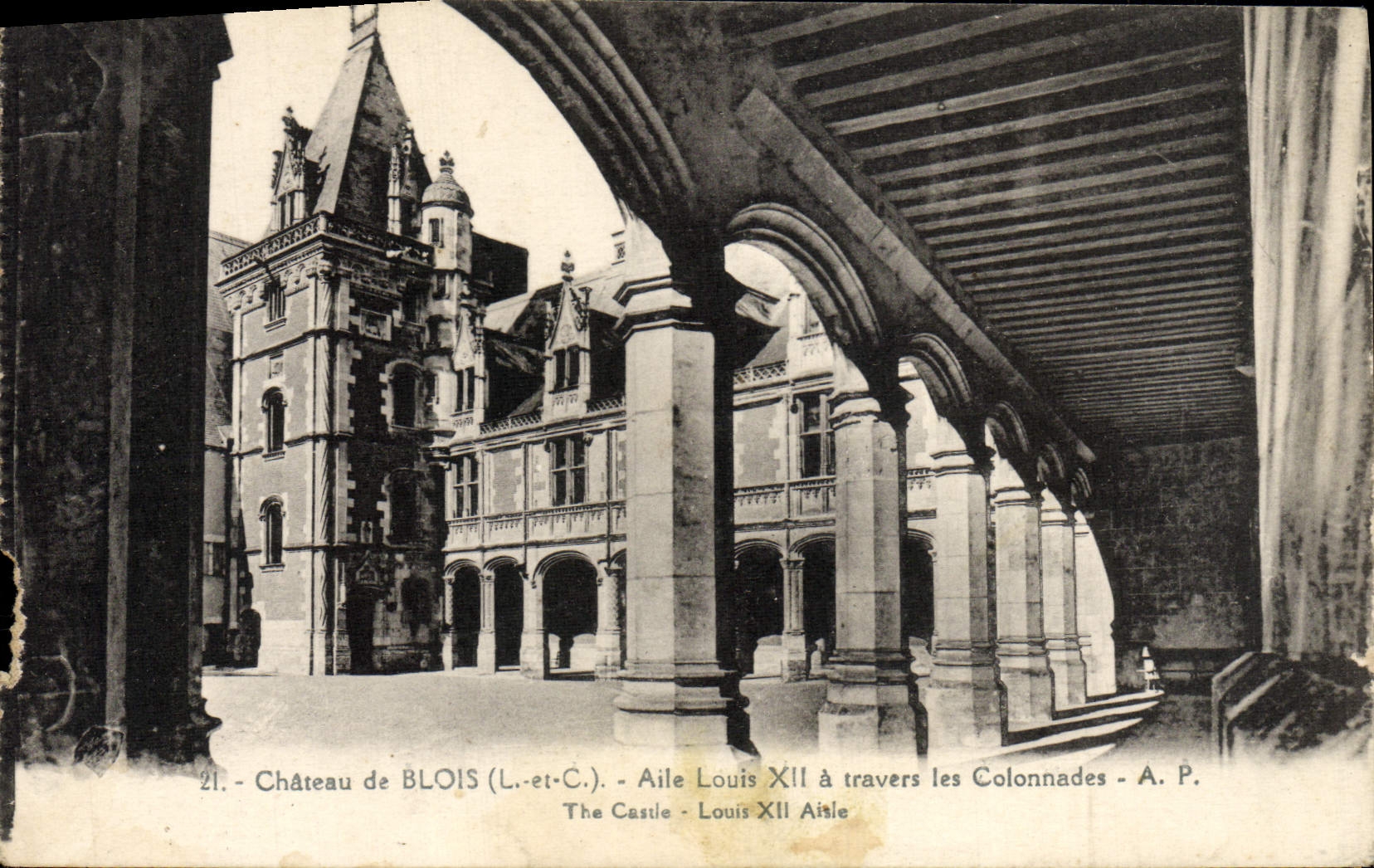 CPA Chareau de Blois Aile Louis XII a travers la colonnade