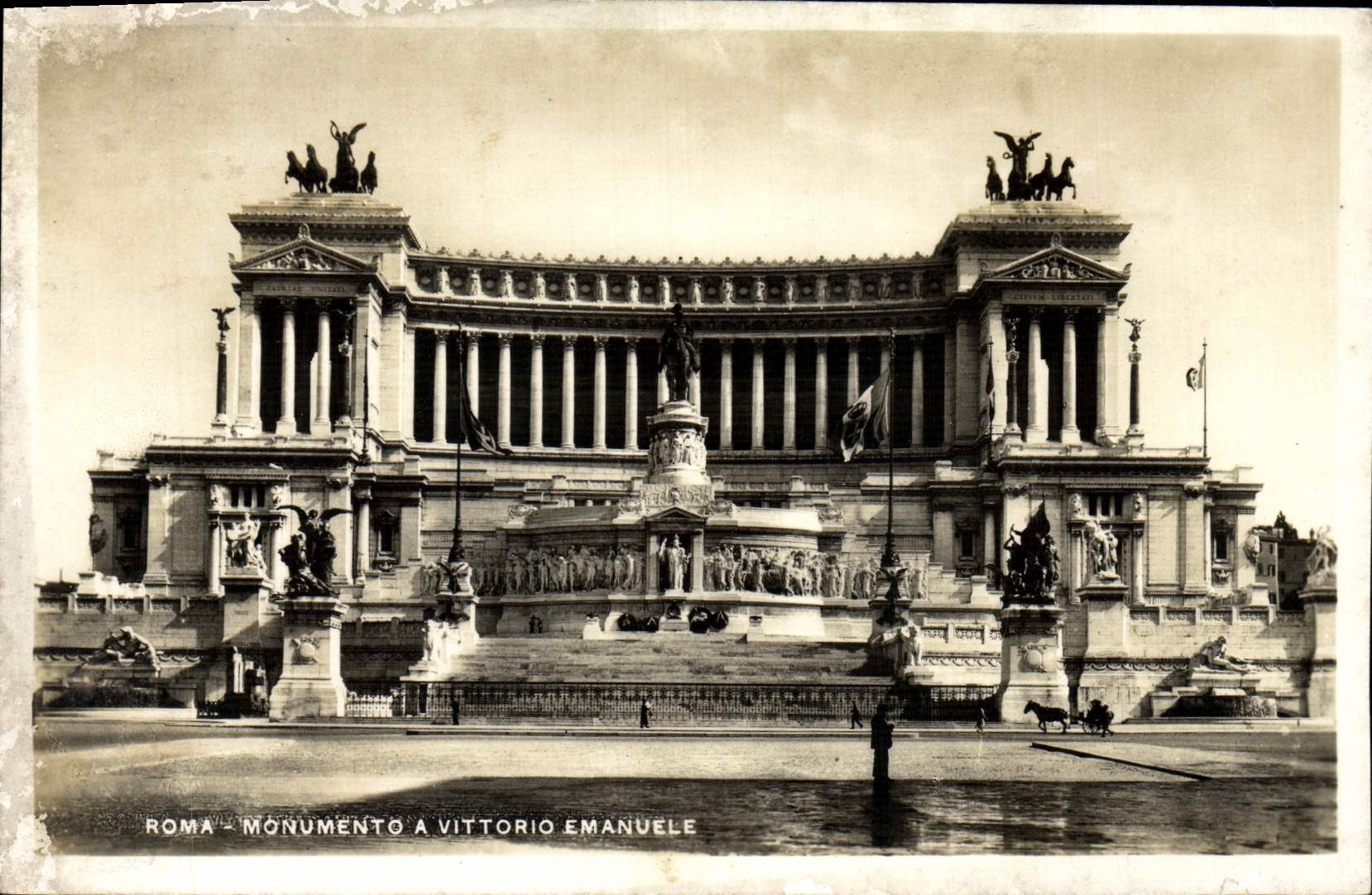 El monumento de Roma de la POSTAL de la VENDIMIA tiene Vittorio Manuel