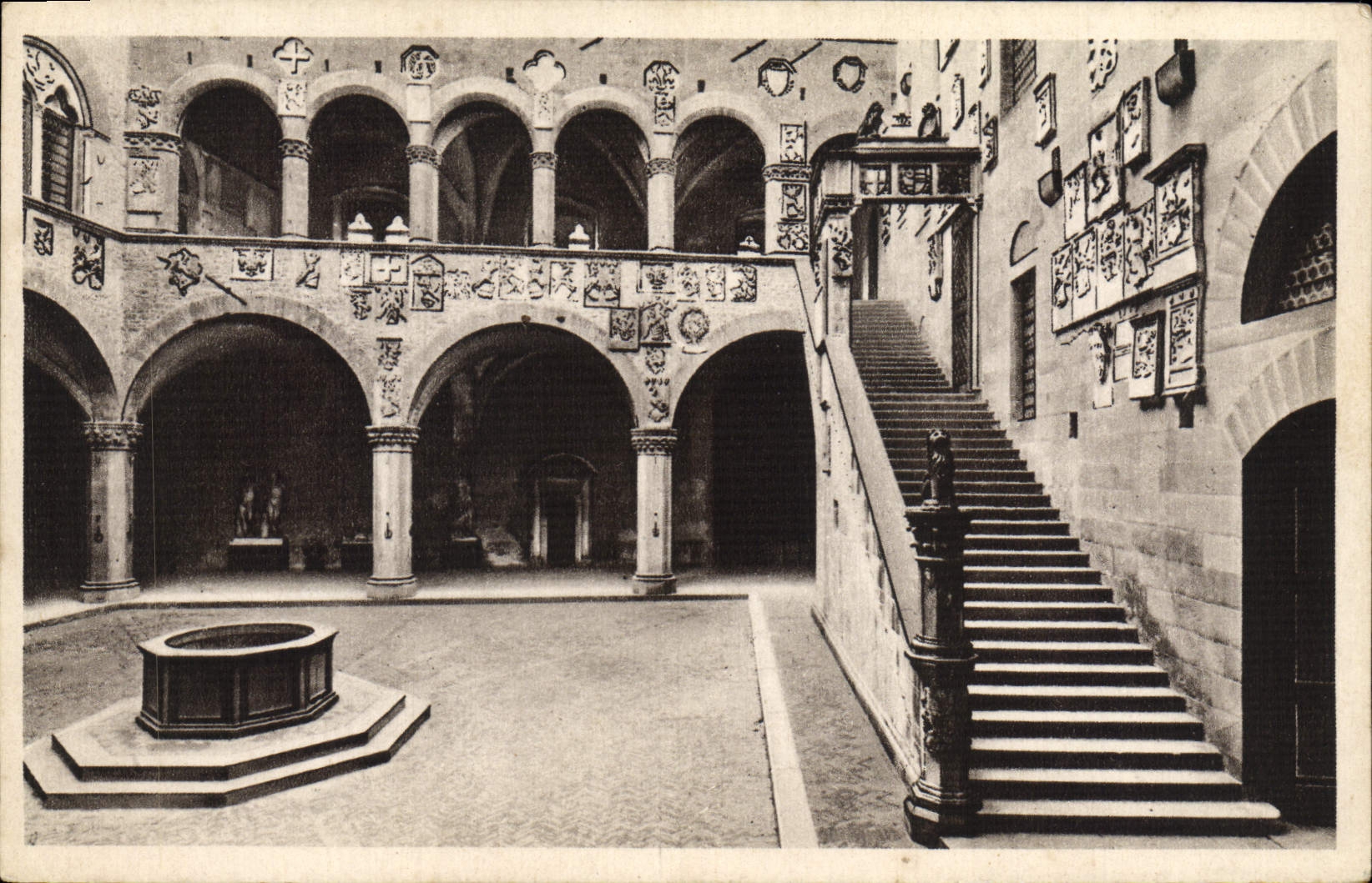 CPA Firenze Cortile e Scala Del Palazzo del Podesta