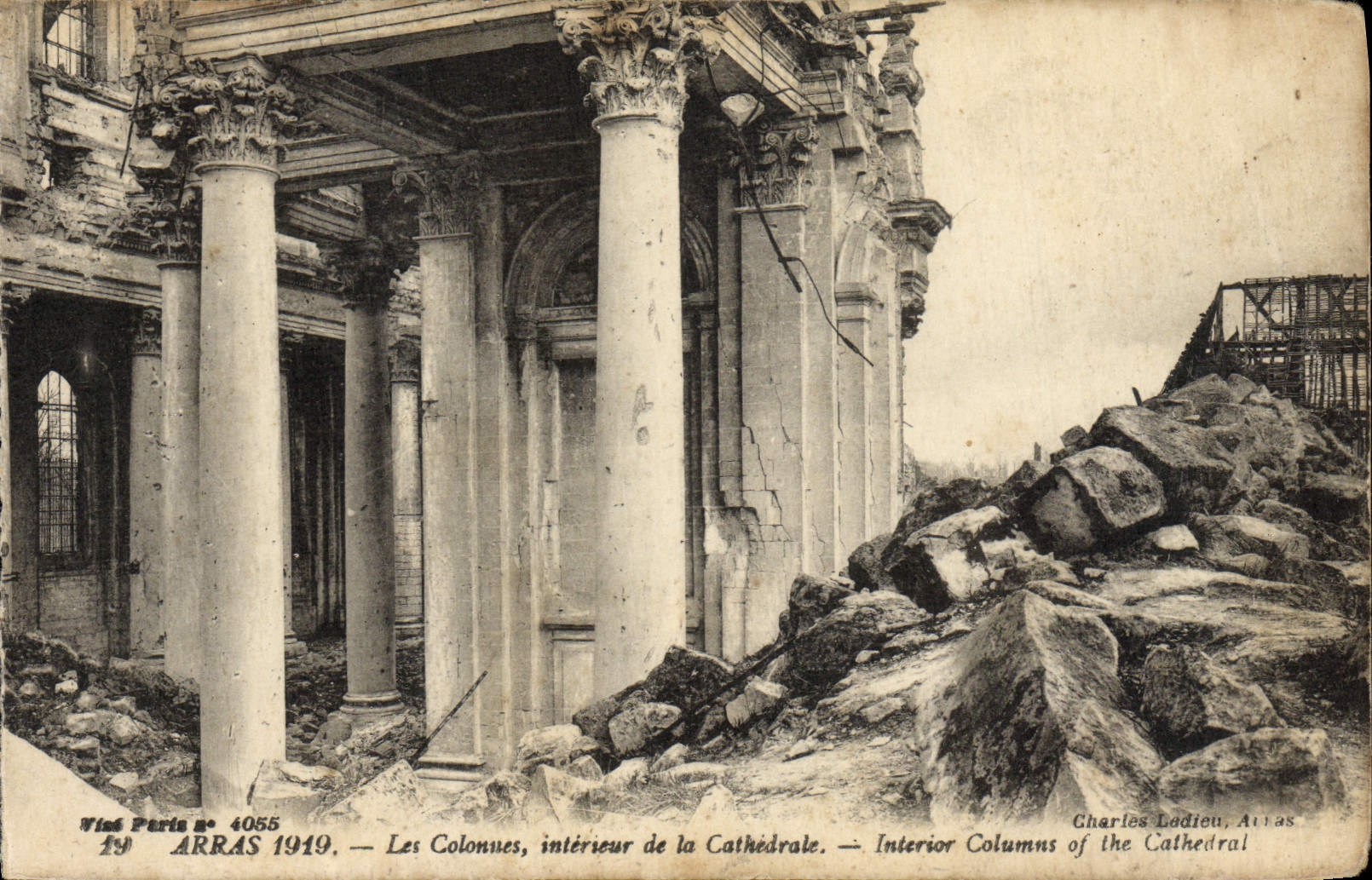 CPA Arras Les Colonnes Interieur de la Cathedrale Militaria