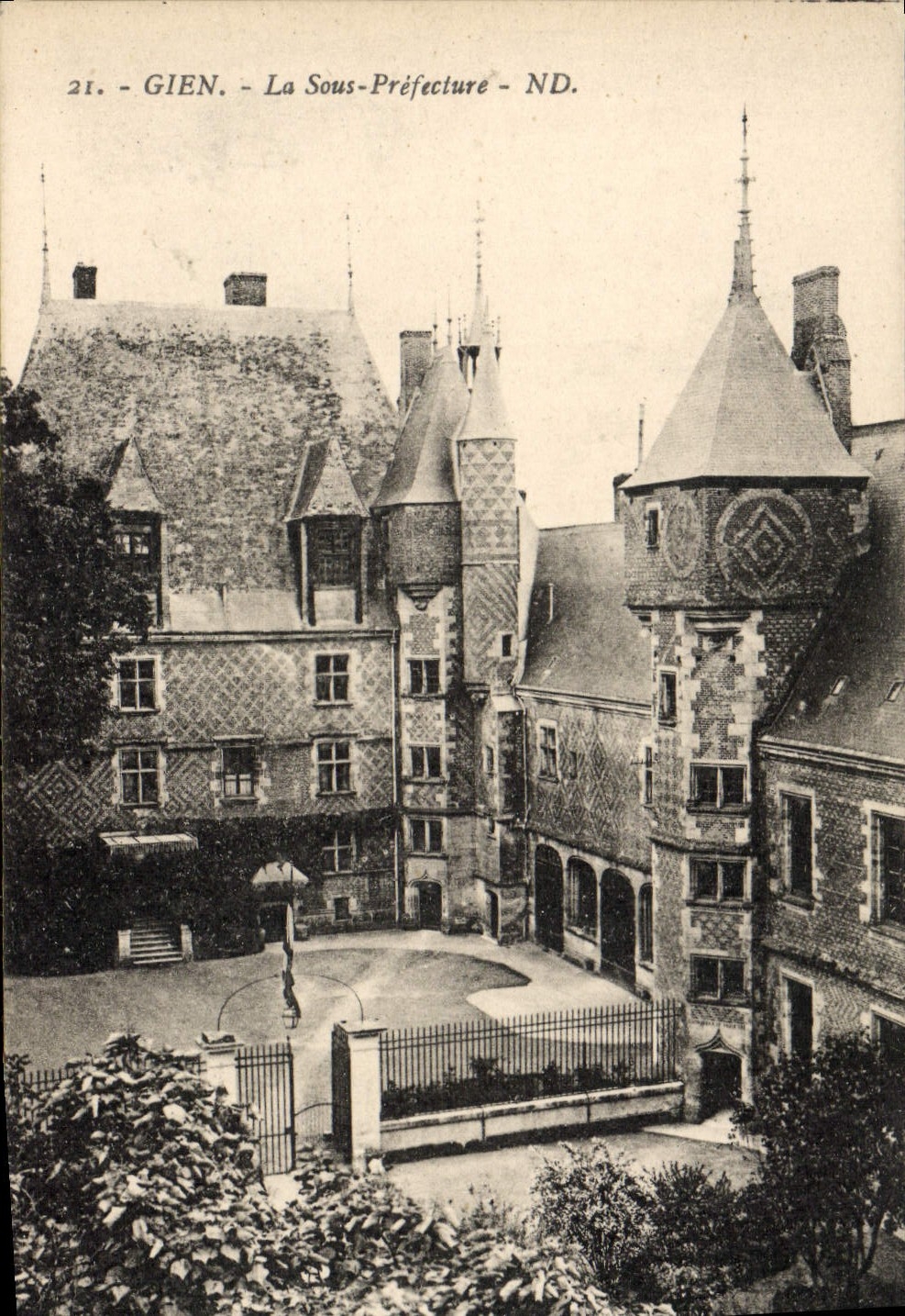 CPA Gien La Sous Prefecture