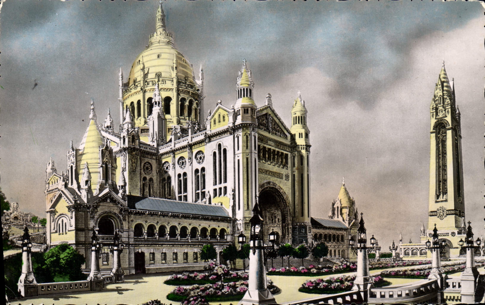 CPM Basilique de Lisieux Panorama general