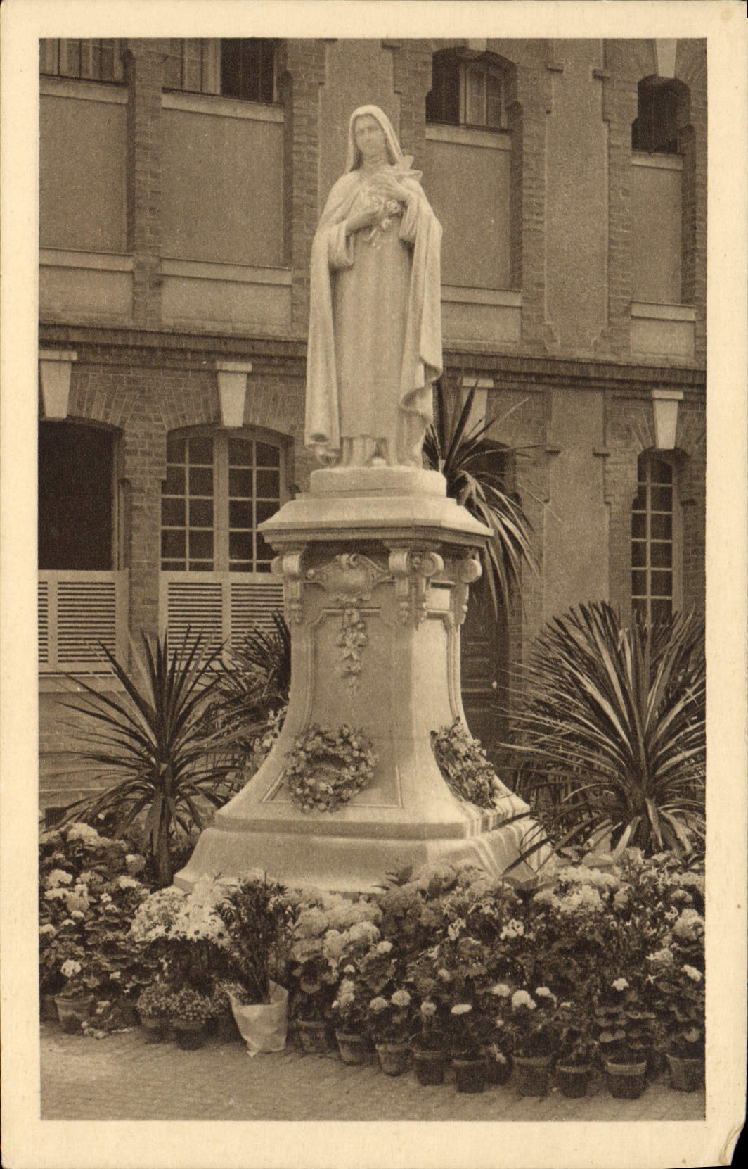 CPA La Statue De Sainte Therese De l'Enfant Jesus Dans La Cour d'entree Du Carmel De Lisieux