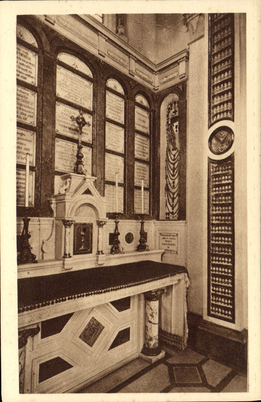 CPA La Chapelle Des Carmelites De Lisieux Un Des Autels Du Peristyle precedant la chapelle de la chasse