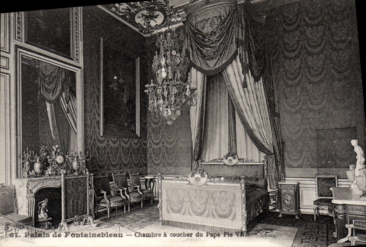 VINTAGE POSTCARD Palate De Fontainebleau Room To be slept Of the Black and white Pope VII