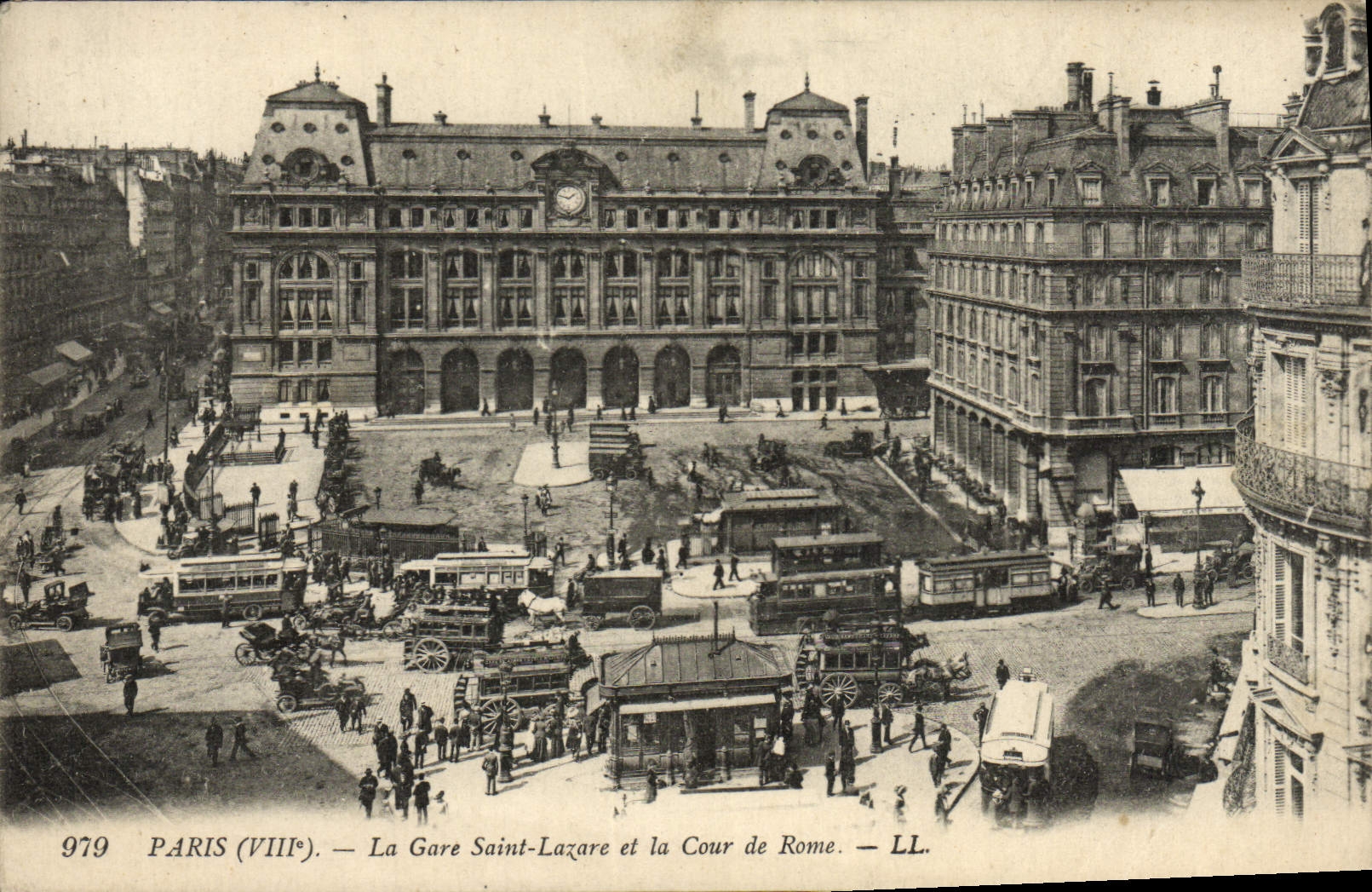 CPA Paris La Gare Saint Lazare Et La Cour De Rome Autobus