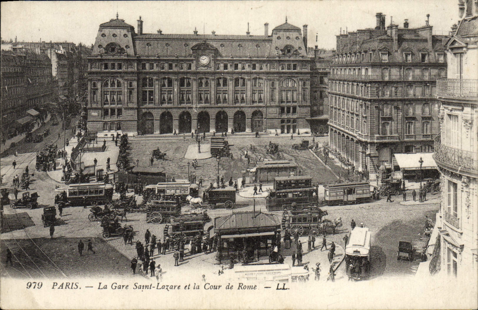 CPA Paris La Gare Saint Lazare Et La Cour De Rome Autobus