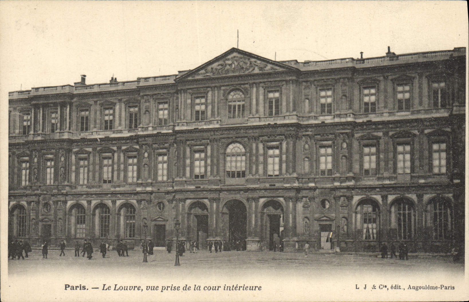 CPA Paris Le Louvre Vue Prise De La Cour Interieure