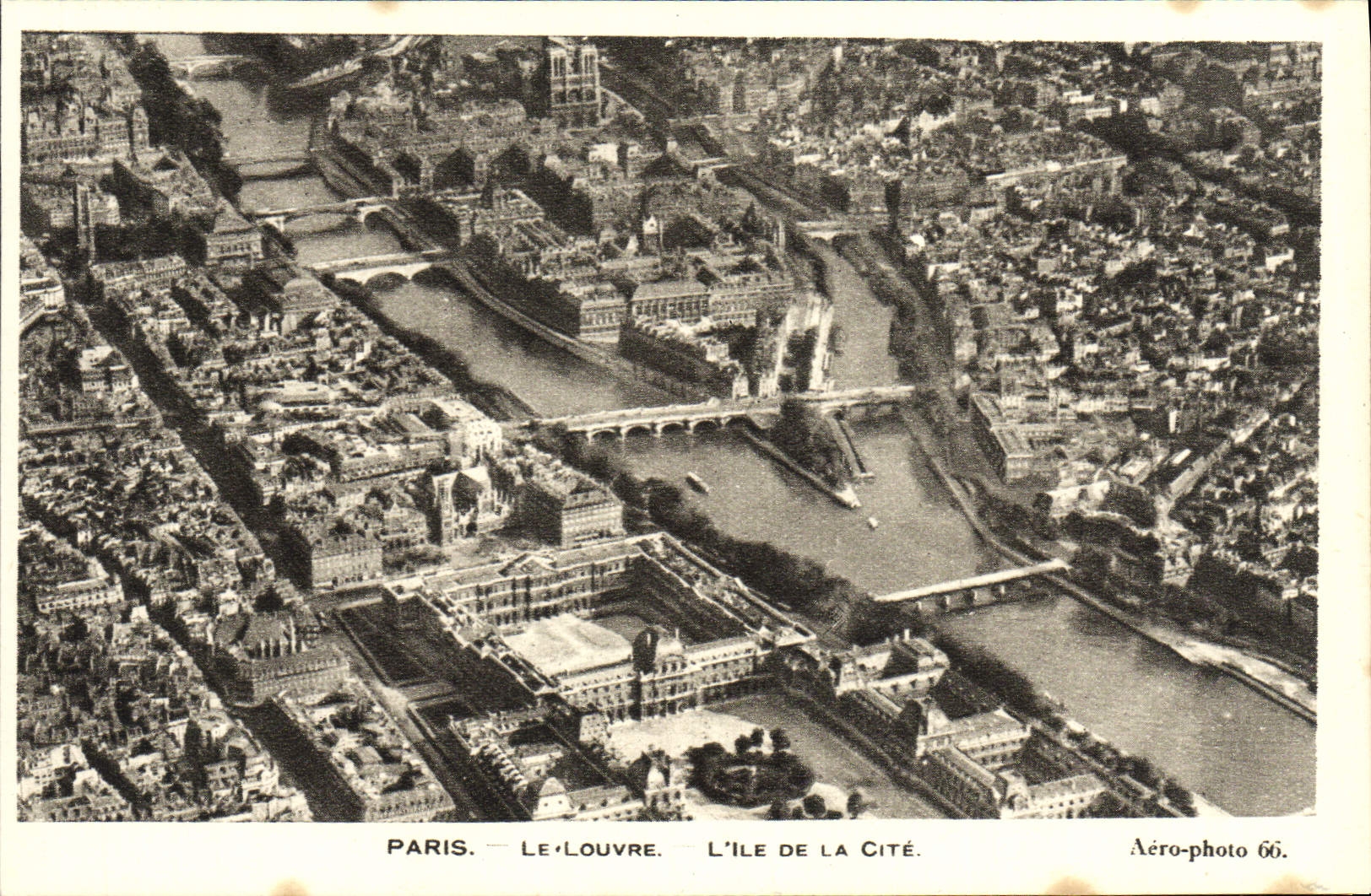 CPA Paris Le Louvre L'Ile De La Cite