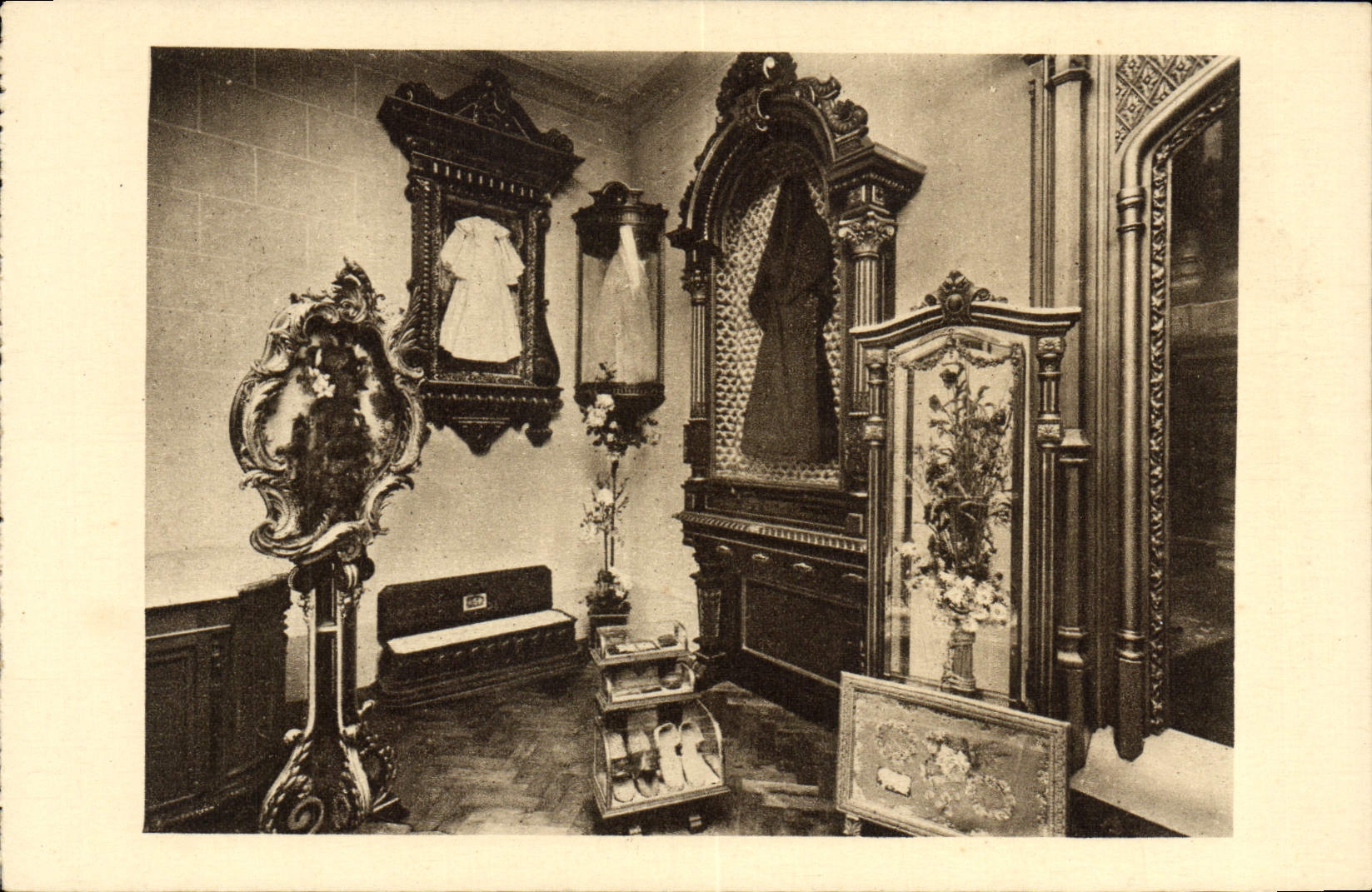 CPA La Salle Des Reliques Au Carmel De Lisieux 