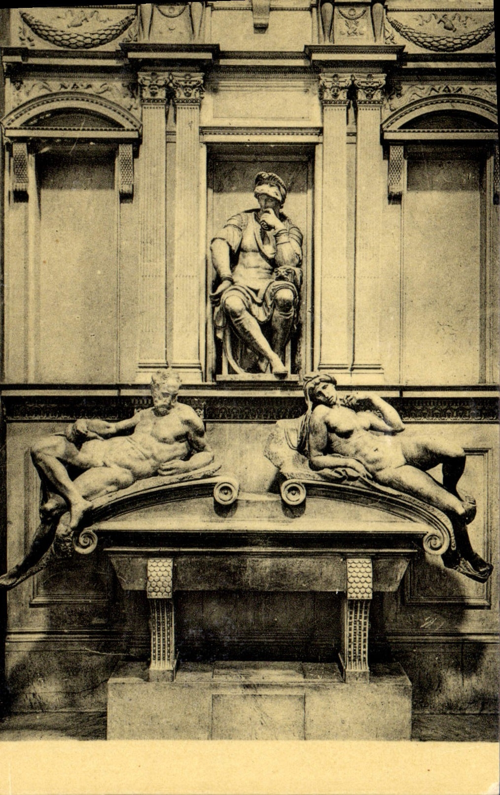 Tumba de la sacristía de San Lorenzo de la iglesia de Florencia del ángel de Miguel de la POSTAL de la VENDIMIA nueva de Lorenzo de Medicis