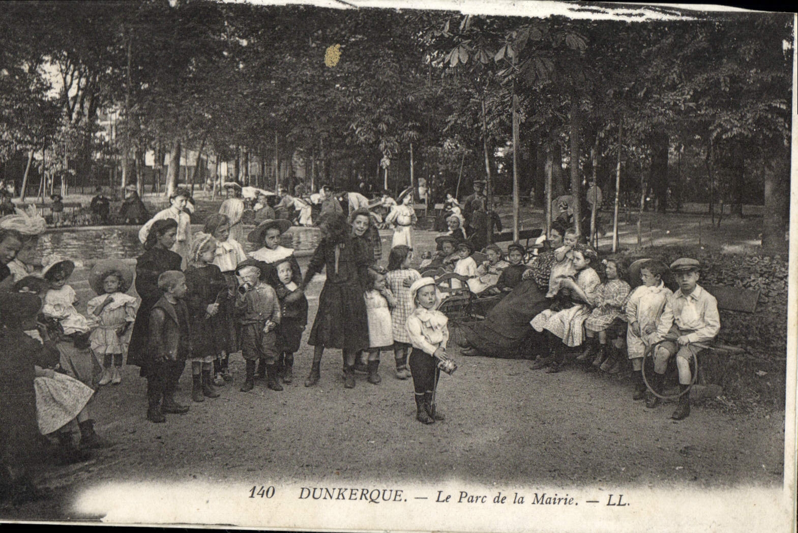 VINTAGE POSTCARD Dunkirk the Park Of the Town hall Children