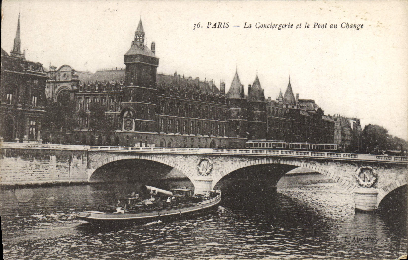 CPA Paris La Conciergerie Et Le Pont Au Change Bateau