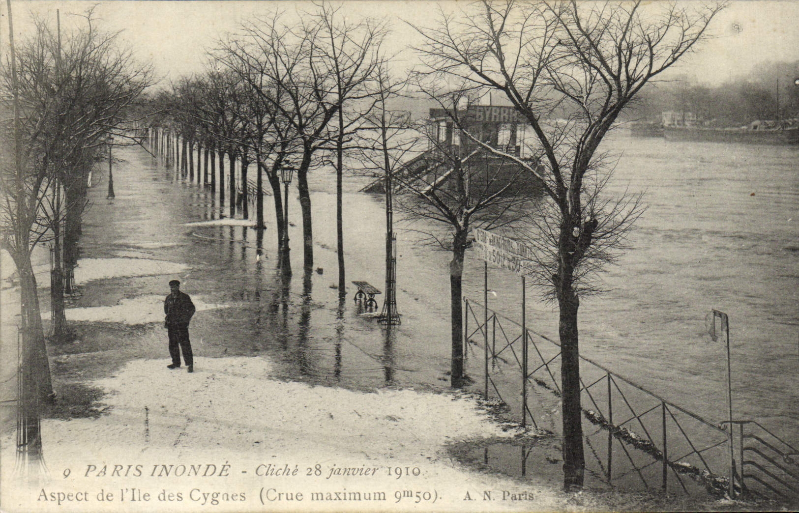 CPA Paris Inonde Aspect De l'Ile Des Cygnes Byrrh