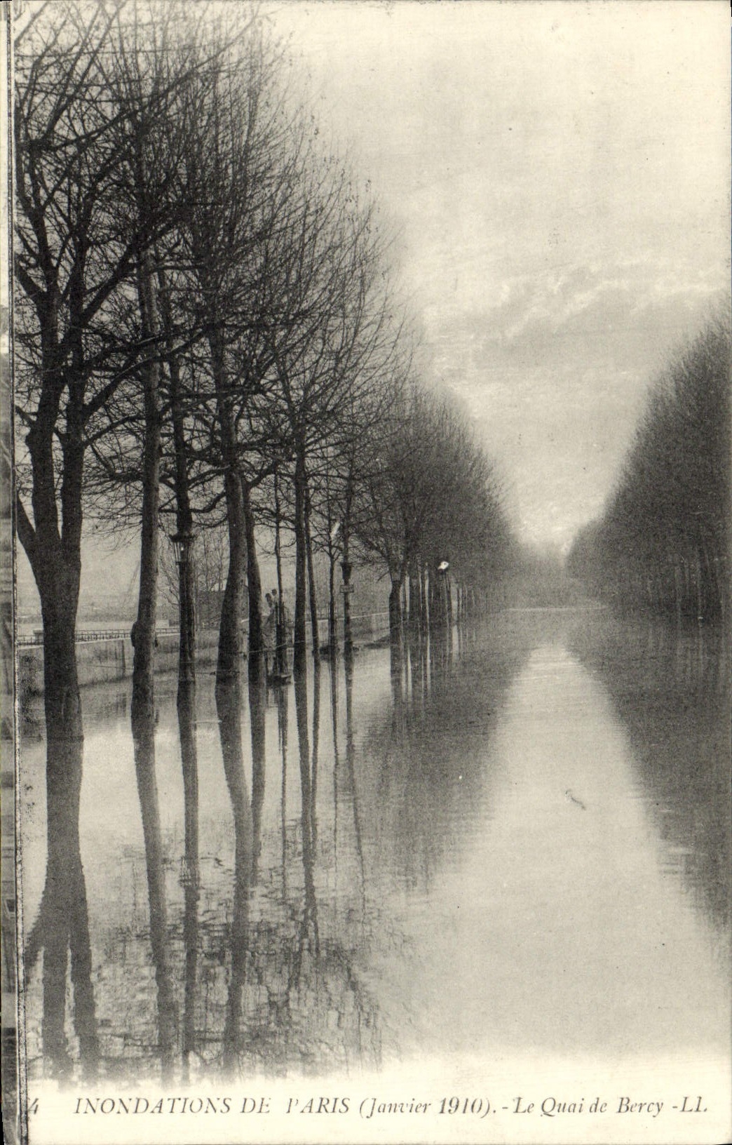 CPA Inondations De Paris Le Quai De Berey