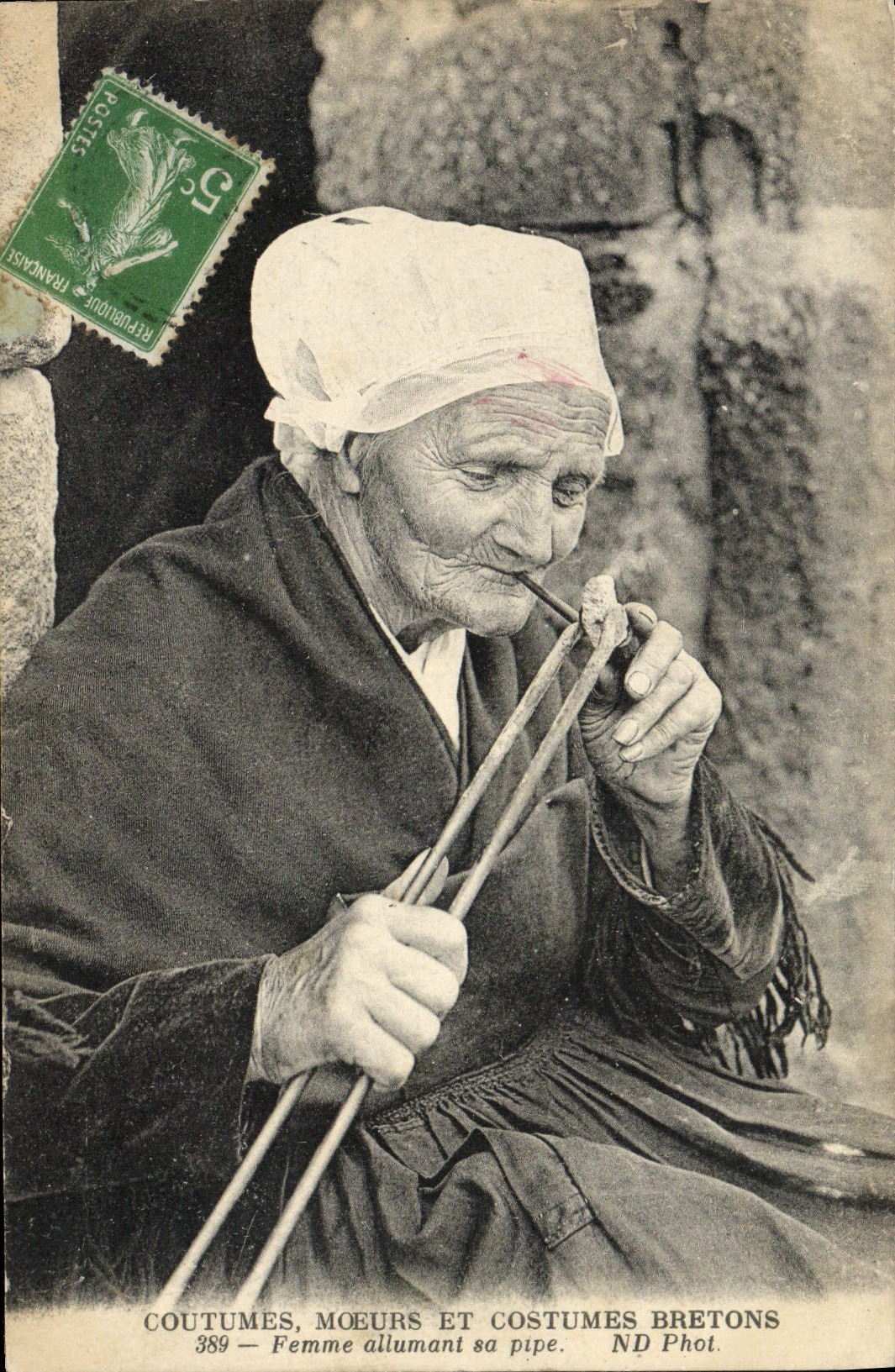 CPA Coutumes Moeurs Et Costumes Bretons Femme Allumant Sa Pipe Folklore