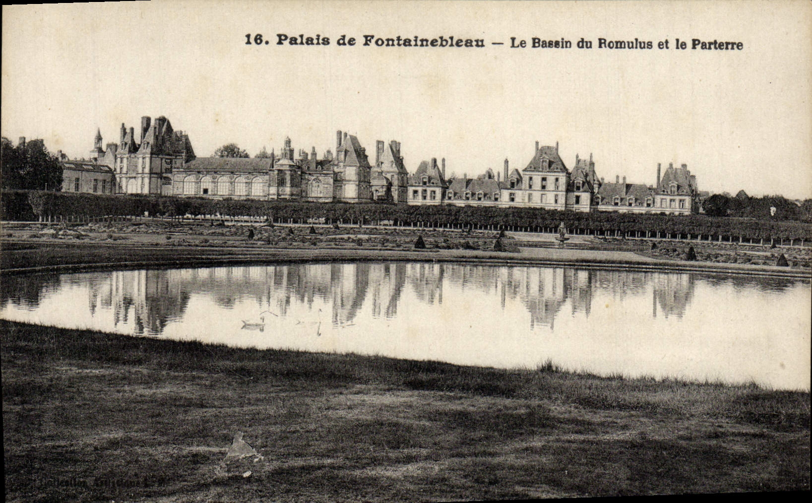 VINTAGE POSTCARD Palate De Fontainebleau the Basin Of Romulus And the Floor