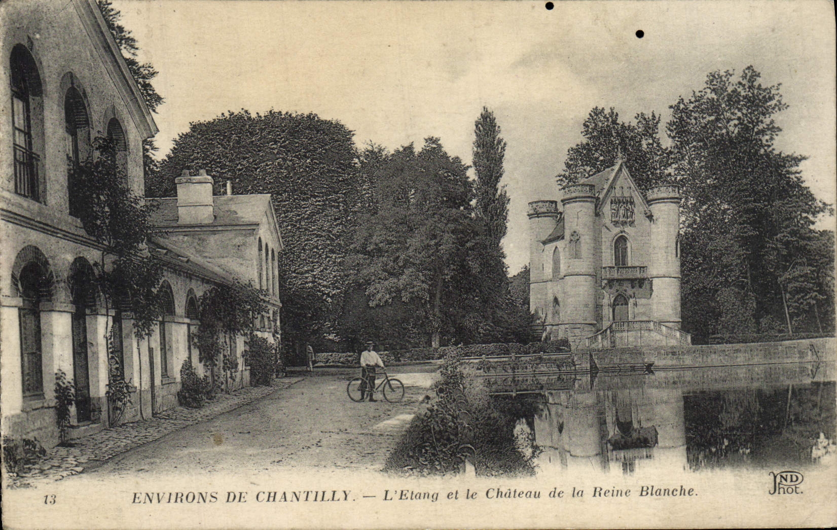 CPA Environs De Chantilly L'Etang Et Le Chateau De La Reine Blanche